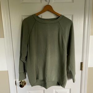 Aerie Crew Neck, raw hem, Green Sz. M